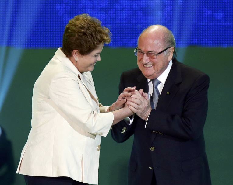 Sepp Blatter e il presidente brasiliano Dilma Rousseff a Costa do Sauipe:  il momento del sorteggio per il Mondiale 2014. Reuters